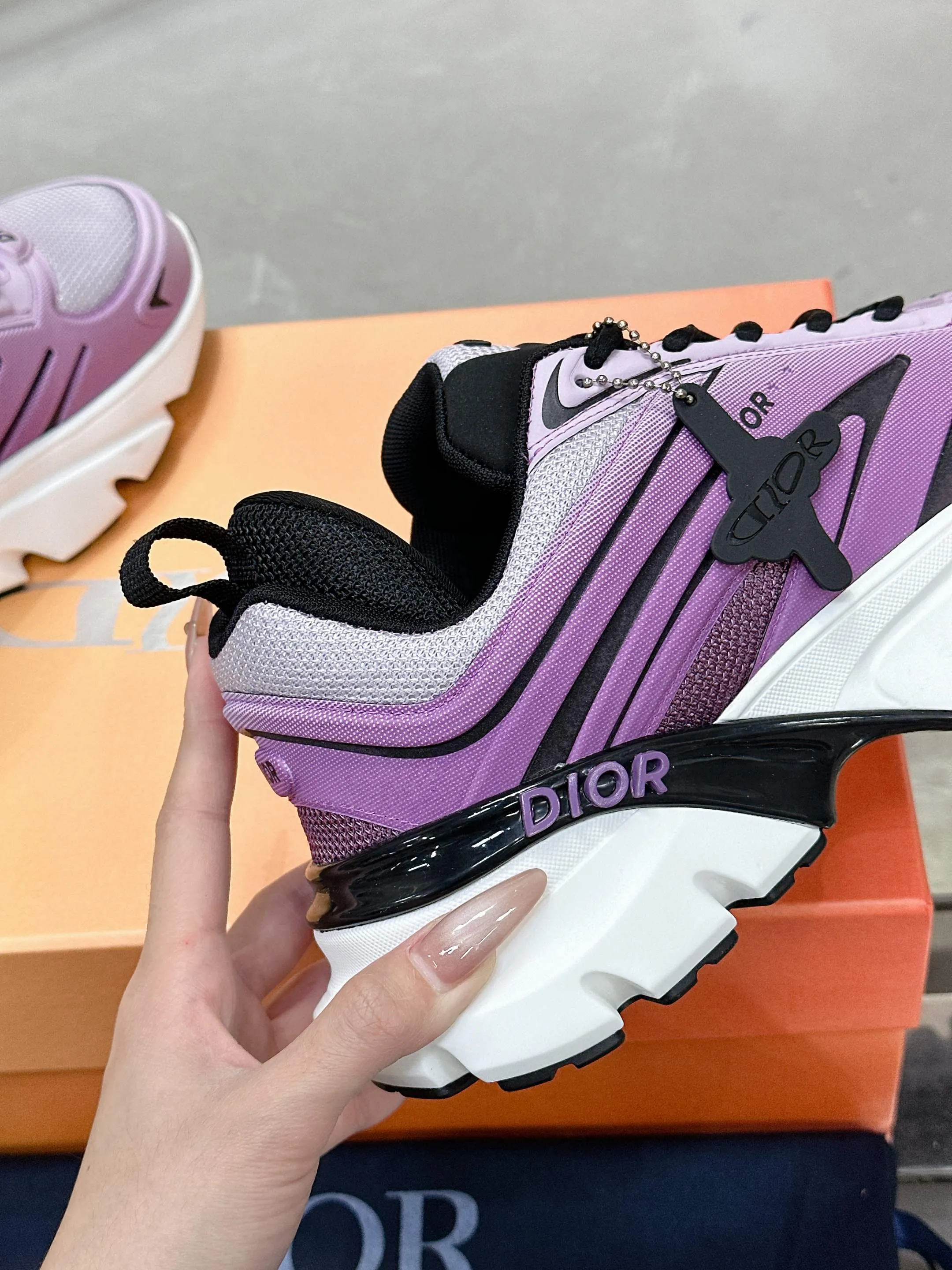 Factory price 760💰 Top version! ! ! Dior Dior's latest B44 Blade series, couple style, casual, thick-soled sneakers, running shoes, purchased from the original, developed and manufactured. This B44 Blade sneaker comes from the DIOR AND LEWIS HAMILTON exclusive limited series. It adopts a full silhouette design, eye-catching and fashionable, and is inspired by the 2000s. Crafted from gradient blue mesh with tonal technical panels, the sole is finished with a contrasting Blade panel that pays homage to the sport of running. DIOR AND LEWIS HAMILTON signature charms hang from the eyelets, while the Dior signature adorns the upper, heel and sides. Paired with black shoelaces, it is more refined, and the padded support design on the back highlights the sports aesthetic style, which can add modern style to all kinds of casual looks. Exquisite packaging at the delivery counter🛍📦 ▪️ Fabric: Original imported first-layer cowhide ▪️ Lining: Original imported breathable mesh ▪️ Sole: Original open-molded non-slip rubber material ▪️ Bottom thickness: 5.5CM ▪️ Size: Women's 35-40 / Men's 39-46